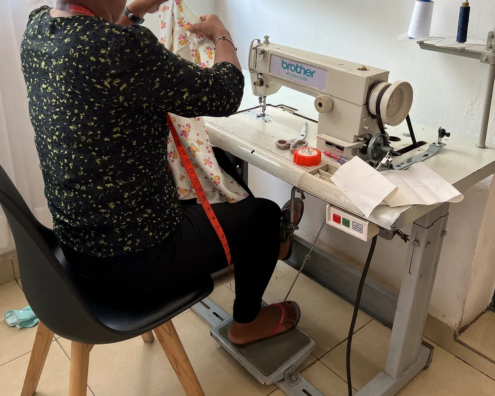 Apprenante en pratique sur machine à coudre