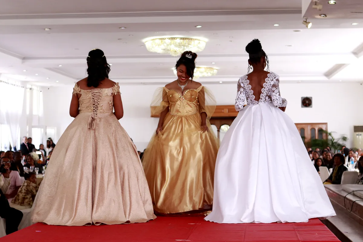 Ensemble de robes présentées lors d’un défilé ECCOVA