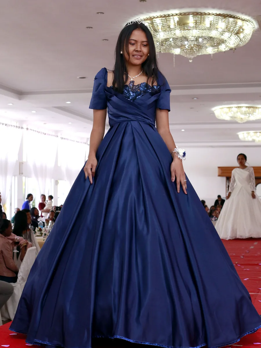 Robe bleu nuit présentée sur podium